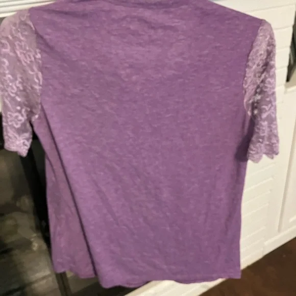 Size lg violet top with short lace sleeves - Picture 2 of 4